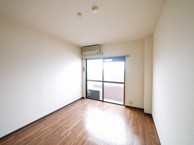 パインハイツ桜井の洋室|個人の部屋や寝室として使える洋室です