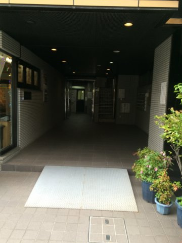 荒川区東日暮里５丁目の事務所の玄関