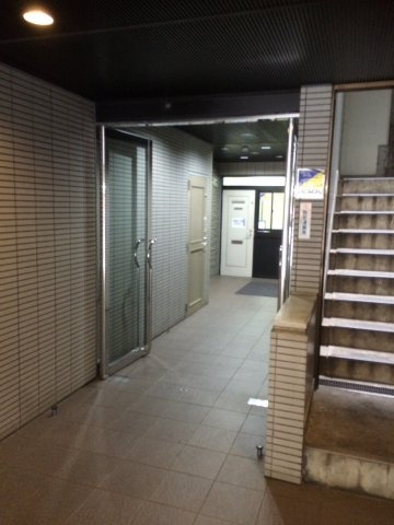 荒川区東日暮里５丁目の事務所の玄関