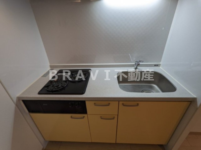 ZERO ONE谷町 BRAVI不動産のキッチン|【ZERO ONE 谷町】コンパクトなキッチンで掃除もラクラク