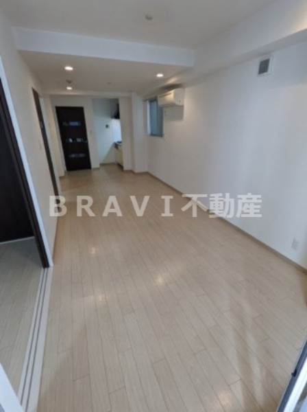 ZERO ONE谷町 BRAVI不動産の居間・リビング|【ZERO ONE 谷町】こちらのリビングで趣味の時間をお楽しみください