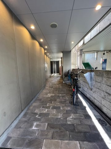 アパートメント谷町　BRAVI不動産のロビー|【アパートメント谷町】ゆとりのあるロビーです