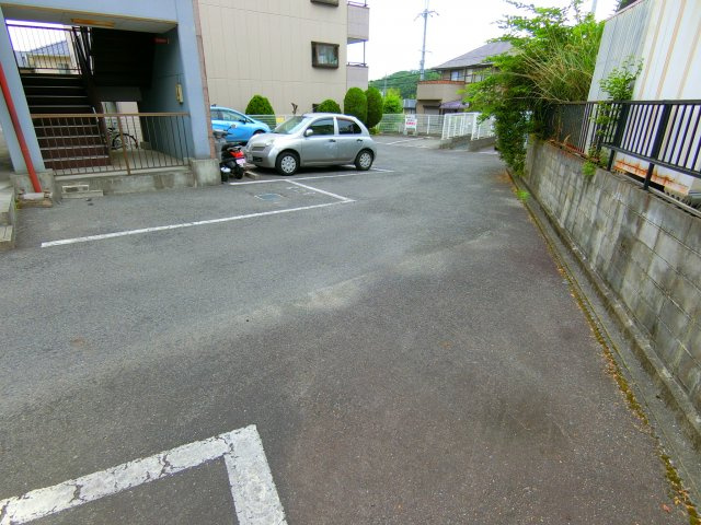 プラザエクシードの駐車場