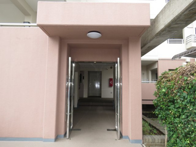 【エントランス】 | リバーサイド壱番街 弐号棟　2LDK+DEN+WIC