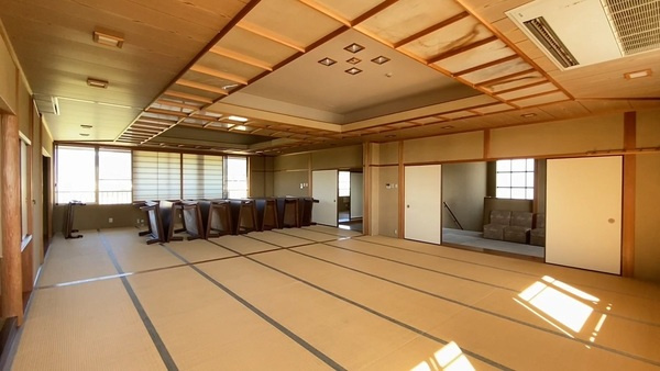 御坊駅近く　元料理店　土地226坪の和室|２階客間　４２帖