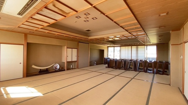 御坊駅近く　元料理店　土地226坪の和室|２階客間　４２帖