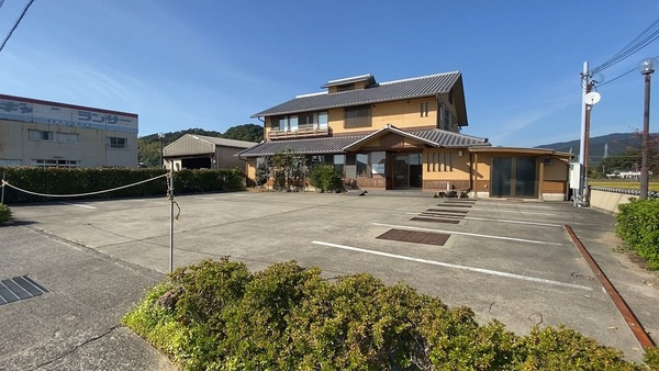 御坊駅近く　元料理店　土地226坪の駐車場