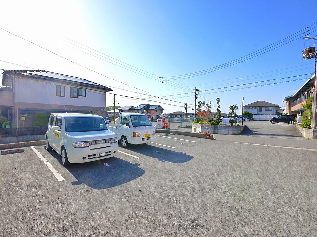 ハイツユリの木の駐車場