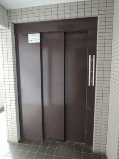 【その他共用部分】 | お買い物時やベビーカーの出し入れに便利なエレベーター付です。