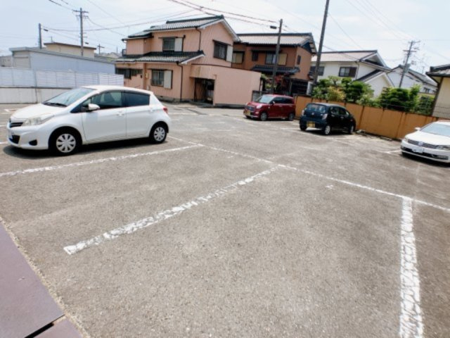カサデ・ウィステリアの駐車場