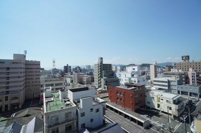 【展望】 | アーバンスクエア麻里布（リノベ済） | 【眺望】
全面に邪魔な建物も無く、岩国の市街地が綺麗に見えてます。
広がる青空や遠くには山々も見える眺望です。
四季も感じる事ができ、夜景も楽しめると思います。
