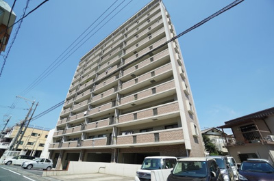 【外観】 | アーバンスクエア麻里布（リノベ済） | 【耐震性】
耐震性の高さを判断するポイントは、
建築確認申請日が1981年6月1日以降の
新耐震基準に適合しているかどうか。
震度６程度の大地震でも
建物が崩壊しないレベルが基準になりました。