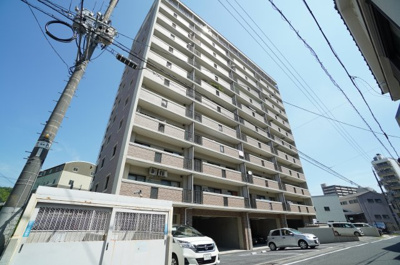 【外観】 | アーバンスクエア麻里布（リノベ済） | 現地（2022年8月30日11:00頃）撮影