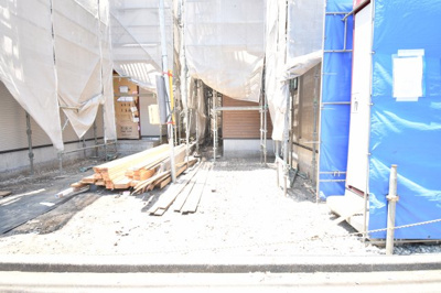 【駐車場】 | 小平市学園西町　全２棟 | 玄関横の駐車スペースは買い物帰りで荷物が多くても楽ですね。前面道路も広いので車庫入れもしやすいです。