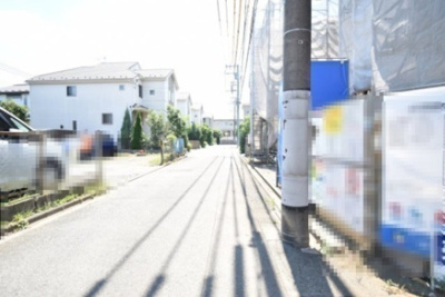 【前面道路含む現地写真】 | 小平市学園西町　全２棟 | 前面道路は閑静な住宅地の通りとなるため、車通りは多くありません。 安心して車庫入れ可能。