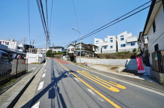 【横浜市保土ケ谷区常盤台62-5新築戸建てA号棟】（常盤台小学校・保土ヶ谷中学校）の前面道路含む現地写真|約8.1mの公道に面しています。
