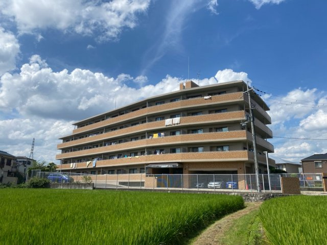 グラン・ドムール交野の外観|■茶色いタイル張りが目印のマンションですよ♪♪