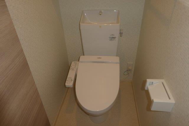 アステール白楽町のトイレ|シャワー付きトイレ