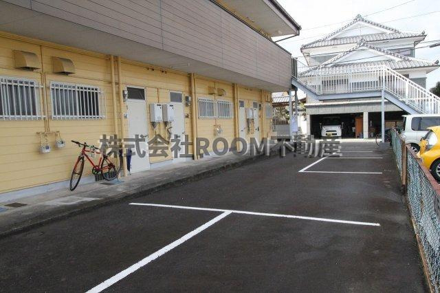 田中コーポの駐車場|駐車場があるので、車を買う予定の方も安心です