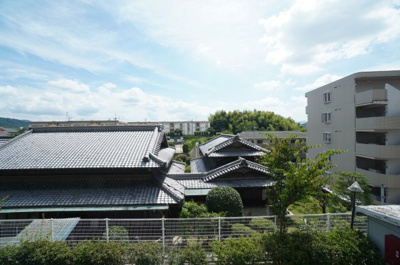 【展望】 | ダイヤモンドフォーラム円城寺（リノベ済） | 【四季を感じる】
四季の移ろい・爽やかな青空や風を感じられ
自然を愉しめるパノラマビュー。
毎日の暮らしに余裕を感じさせてくれる、
遮る物の無い開放的な眺望を是非、ご堪能ください。