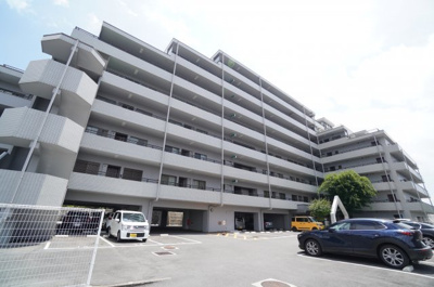 【外観】 | ダイヤモンドフォーラム円城寺（リノベ済） | 【耐震性】
耐震性の高さを判断するポイントは、
建築確認申請日が1981年6月1日以降の
新耐震基準に適合しているかどうか。
震度６程度の大地震でも
建物が崩壊しないレベルが基準になりました。