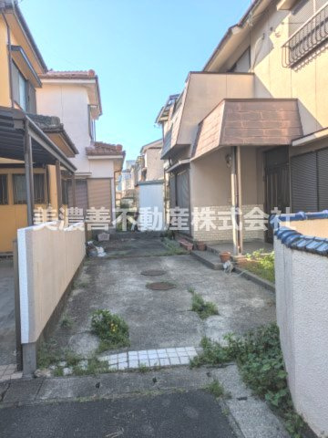 ５９０９７　岐阜市切通中古戸建ての駐車場