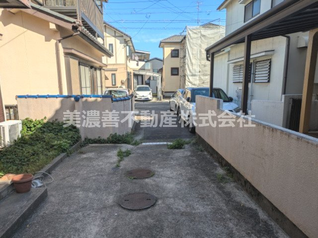 ５９０９７　岐阜市切通中古戸建ての駐車場