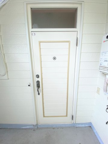 シャレーあそうⅡの玄関