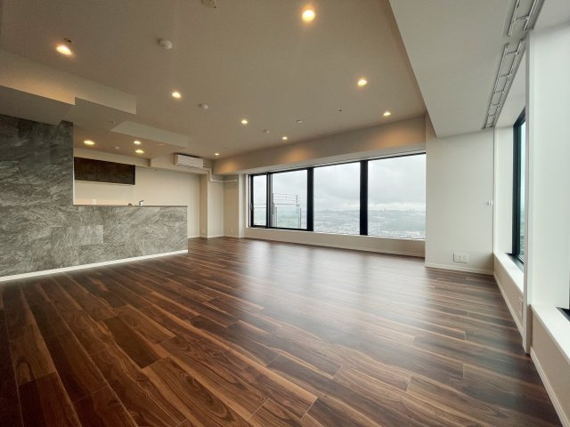 【居間・リビング】 | サザンスカイタワーレジデンス 36F | ●各階クリーンステーション有り！LDに床暖房有り！