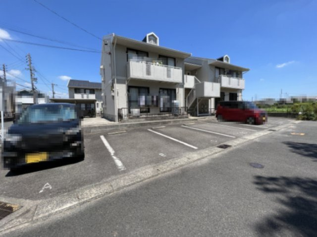 高浜市小池町５丁目のアパートの駐車場|敷地内駐車場は1台借りていただきます。2台目以降は、隣地駐車場がありますので、ご契約ください。