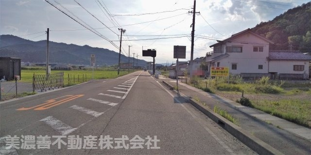 ５９０８１　山県市西深瀬土地の前面道路含む現地写真