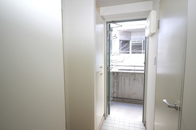 HABIT 南棟の玄関