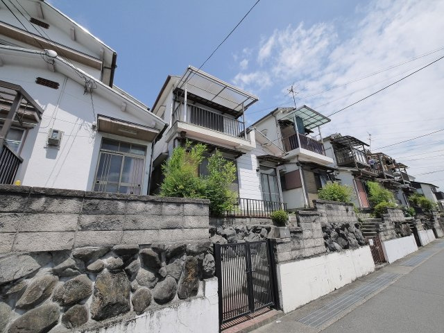 生駒市松美台貸家の外観