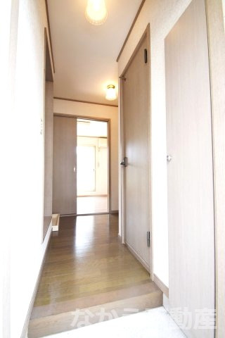 【玄関】 | 収納もある玄関です