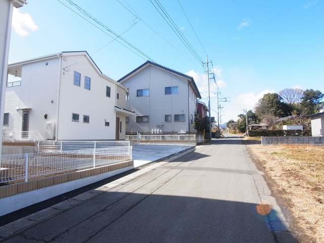 新築　北群馬郡榛東村新井第4　Livele Garden.S　1号棟の前面道路含む現地写真|北側接道幅員約5ｍ