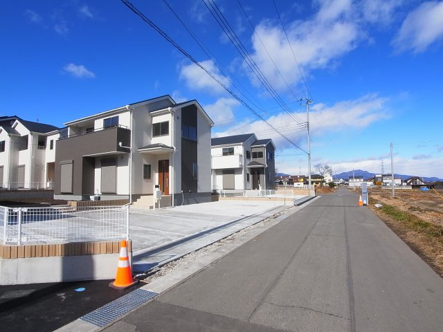 新築　北群馬郡榛東村新井第4　Livele Garden.S　3号棟の前面道路含む現地写真|北側接道幅員約5ｍ　東側接道幅員約5.2ｍ