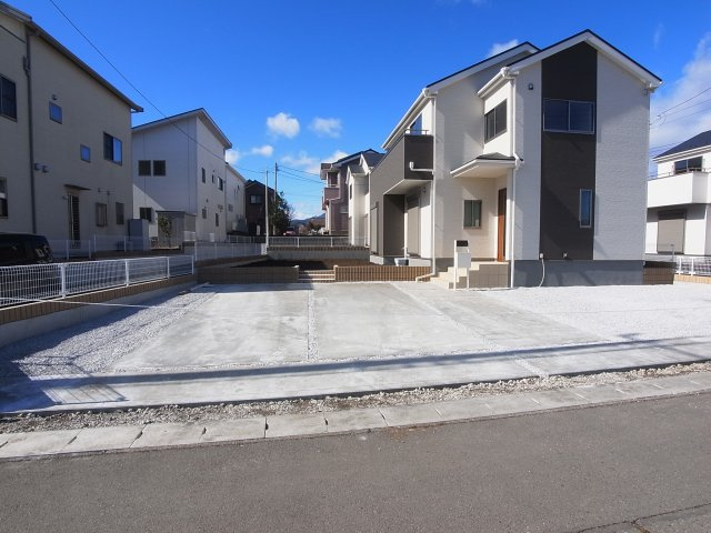 新築　北群馬郡榛東村新井第4　Livele Garden.S　3号棟の駐車場|現地写真　 駐車スペース広々！並列で３台置けます♪					
