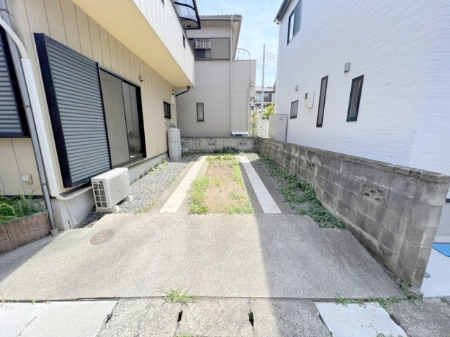 吉川市中野　中古戸建の駐車場|カースペースは2台駐車可能です（但し車種による）