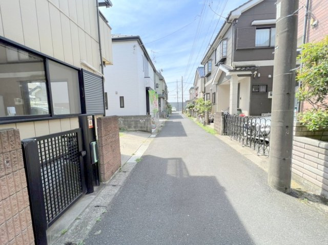 吉川市中野　中古戸建の前面道路含む現地写真|前面道路・西側4ｍです。