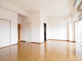 【居間・リビング】 | 参考写真　同物件別のお部屋の写真です