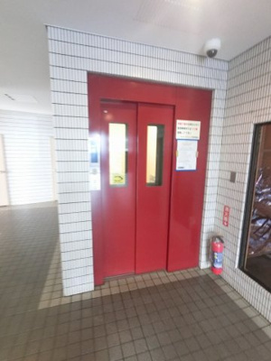 【その他共用部分】 | ライオンズマンション千鳥町 | お買い物時やベビーカーの出し入れに便利なエレベーター付です。