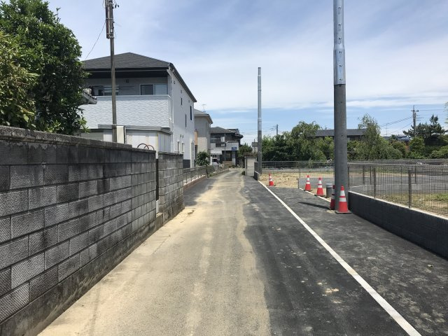 鴻巣市鎌塚４丁目の売地の前面道路含む現地写真
