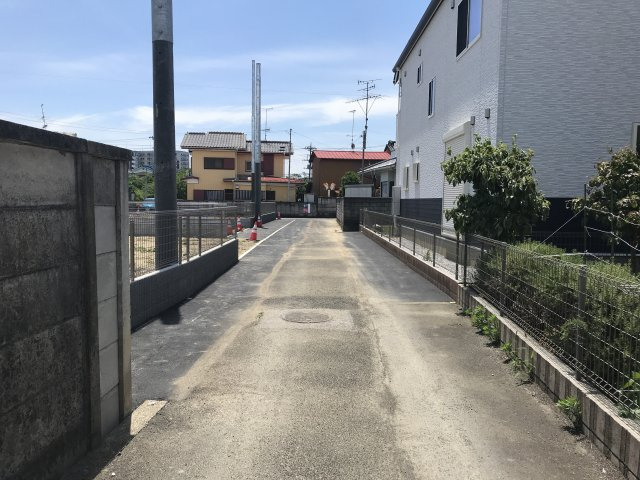 鴻巣市鎌塚４丁目の売地の前面道路含む現地写真
