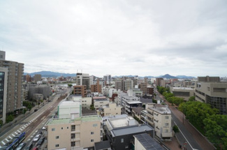 【展望】 | 【眺望】
目の前に高い建物がないので、
山も望める開けた景色を楽しめます。