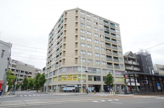 【外観】 | 【外観】
広電本社前駅やバス停が目の前にあるので利便性の良い立地にございます。