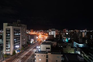 【展望】 | 【Night View】
夜になるとライトアップされた御幸橋と、
夏になると宇品の花火大会が望めます。