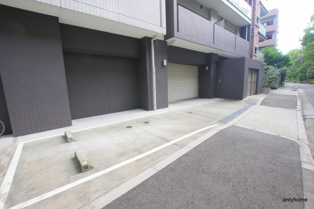 ジーフラット　仲介手数料無料の駐車場