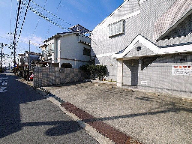 グローリー結崎の駐車場|建物前にある駐車スペースです