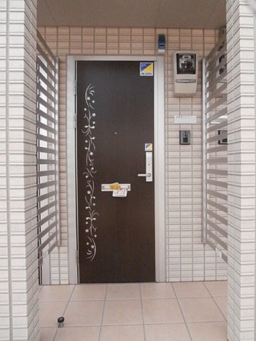 羽村市緑ヶ丘４丁目のアパートのエントランス