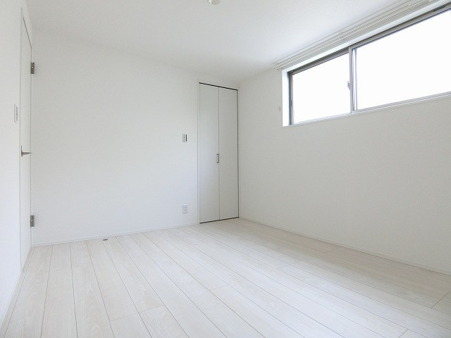 【子供部屋】 | casita東百合丘1/カシータ | 2階・洋室6帖☆ウォークインクローゼットがあります♪お洋服の多い方もお部屋が片付いて快適に過ごせますね☆